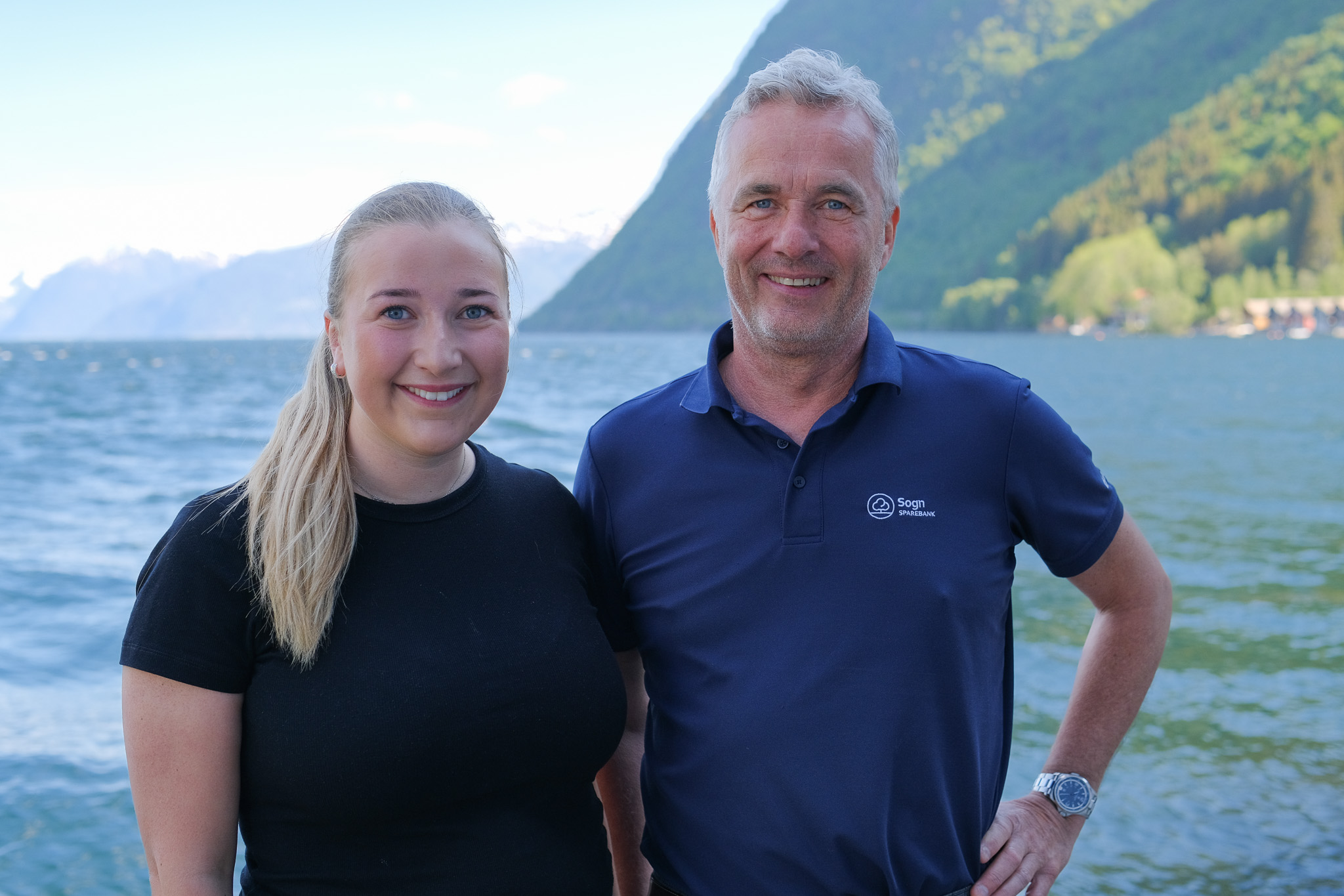 smilande tilsette i banken