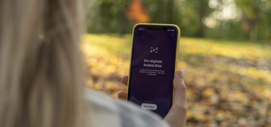 Bilete av mobil med BankID-appen i handa