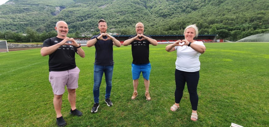 Styreleiar Per Kopperdal og styremedlem Geir Kjetil Øvstetun saman med Tobias Gloppen og Monica DaSilva frå Sogn Sparebank.