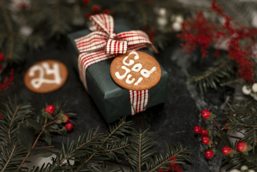 Bilete av granbar og julepakke med teksten "god jul"