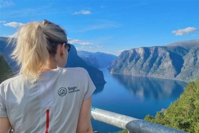 kvinne ser utover fjorden