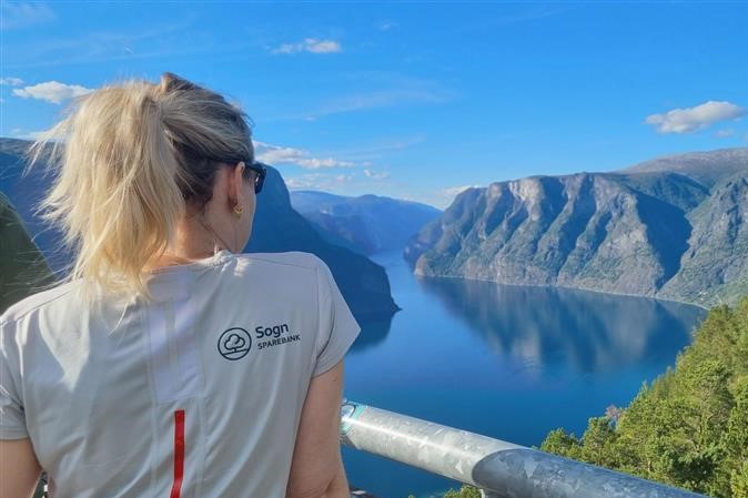 kvinne ser utover fjorden