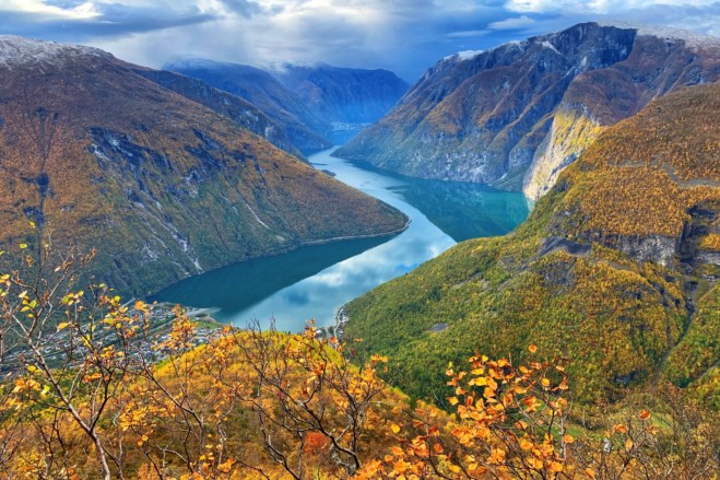 Årdalsfjorden om hausten