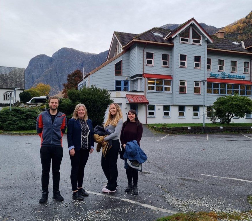 Stian frå Sogn Næring, Ragnhild frå Sogn Sparebank og Turid og Linn Janette frå Aurland kommune