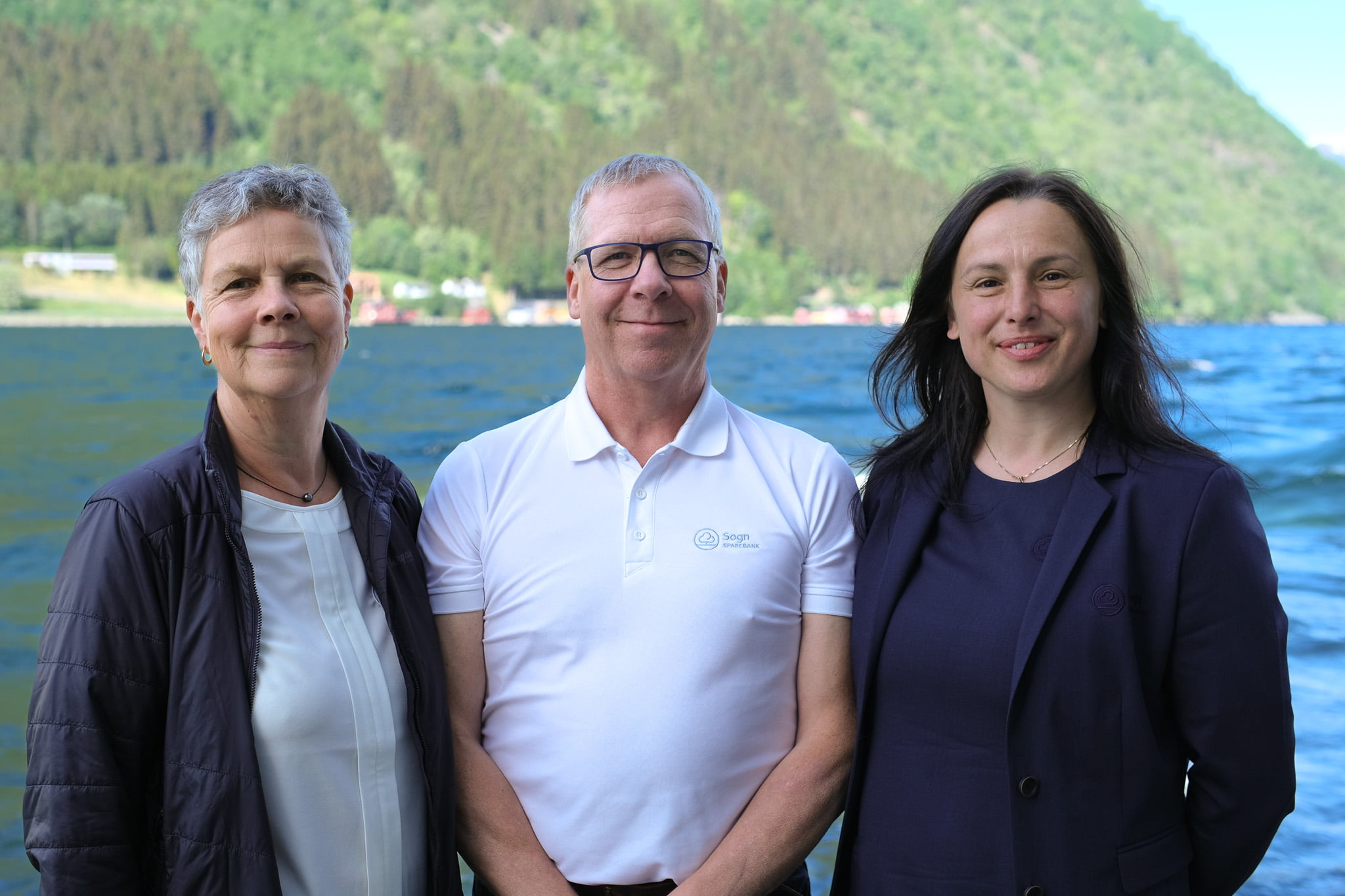 3 smilande ansatte i banken